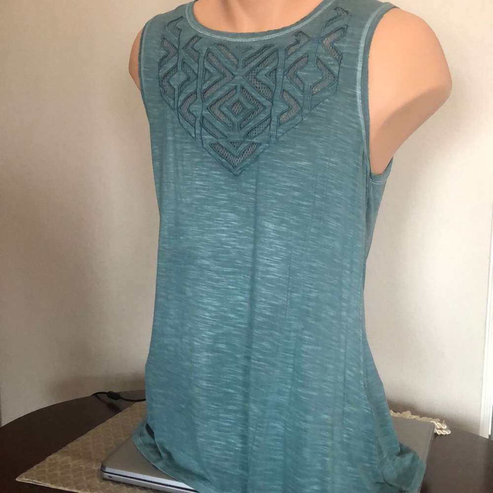 Max jeans ladies sleeveless Tee size L. -New